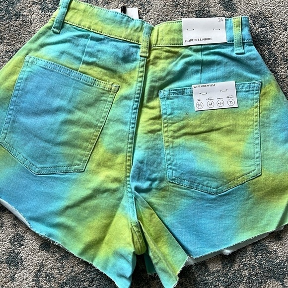 NWT WeWoreWhat Flare Bell Short in Tie Dye Stretch Twill Denim - Picture 4 of 5